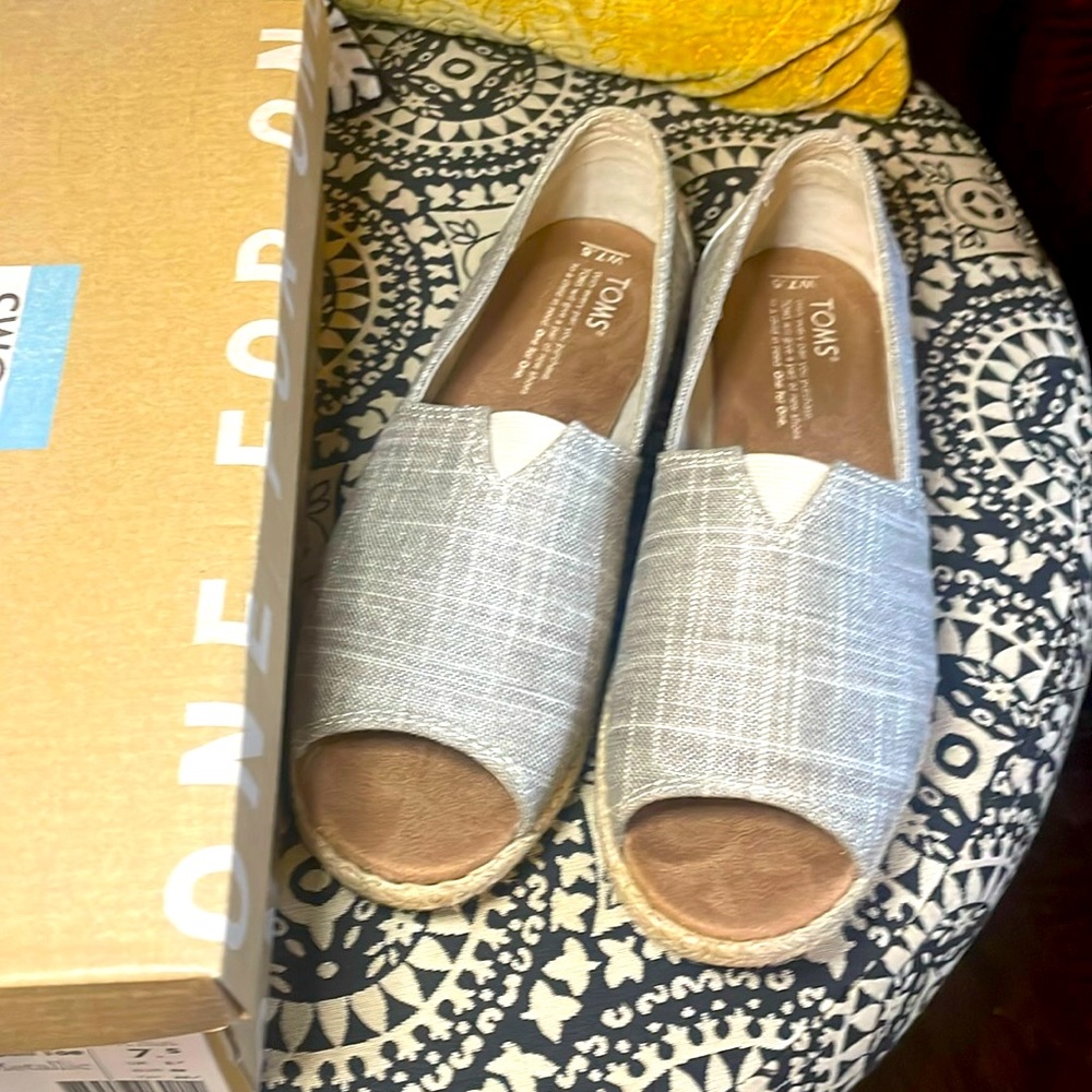 Toms Alpargata Open Toe. Sz 7.5. New in box. Natural Metallic Linen.